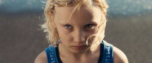 dark-blue-girl-mascha-schilinski-a